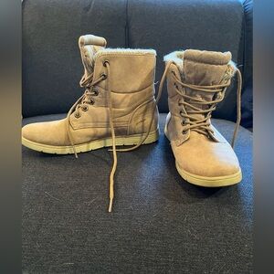 White mountain Cliffs ladies ankle boots sz 7